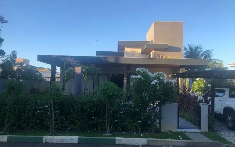 Casa moderna com jardim verde na frente.
