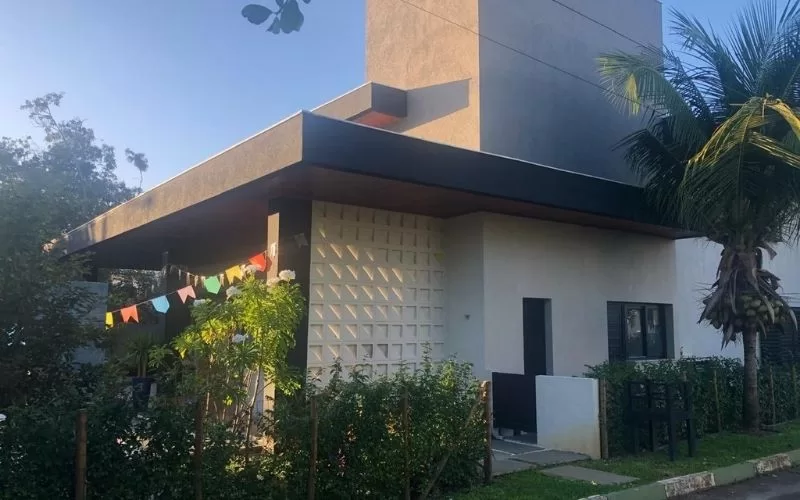 Casa moderna com jardim e decoração festiva.