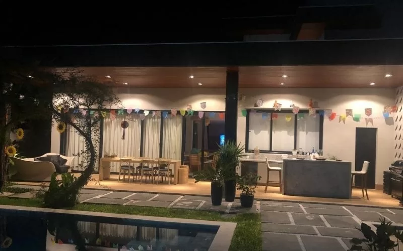 Varanda decorada com bandeiras coloridas e piscina.