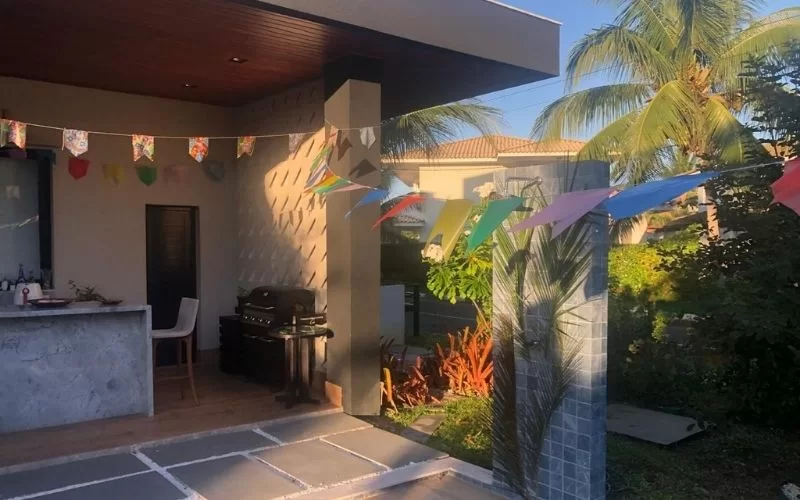Varanda decorada com bandeiras coloridas, churrasco.