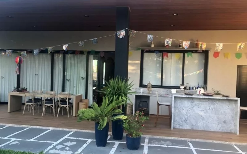 Área externa decorada para festa junina.