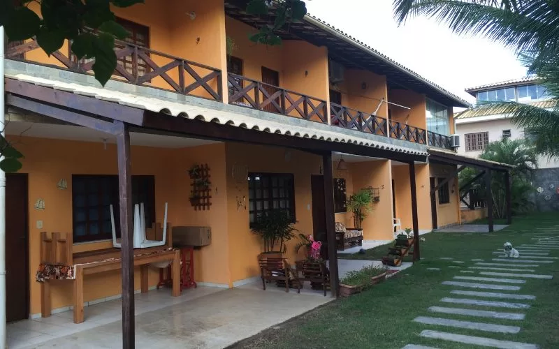 Casa com varanda e jardim verde