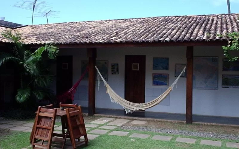 Pátio com redes de descanso penduradas.