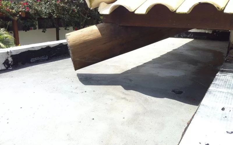 Telhado com algeroz em terraço plana.