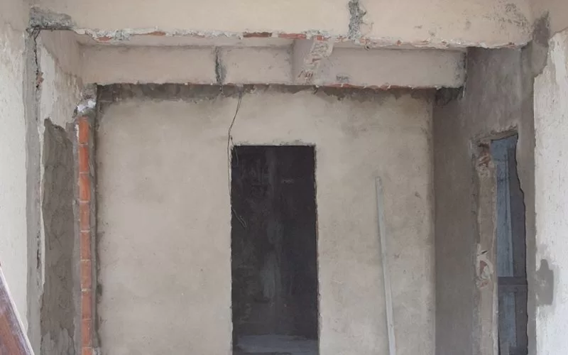 Renovação de interior com paredes rebocadas e portas.