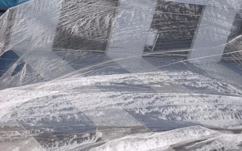 Edifício coberto com plástico transparente.