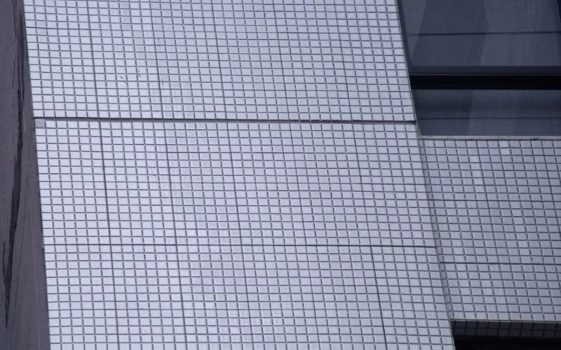 Fachada de edifício com azulejos brancos quadrados