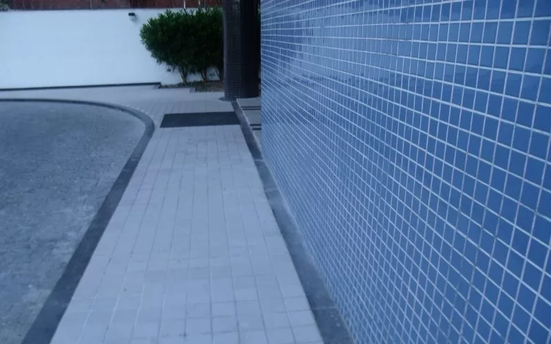 Parede de azulejos azuis ao longo do passeio.