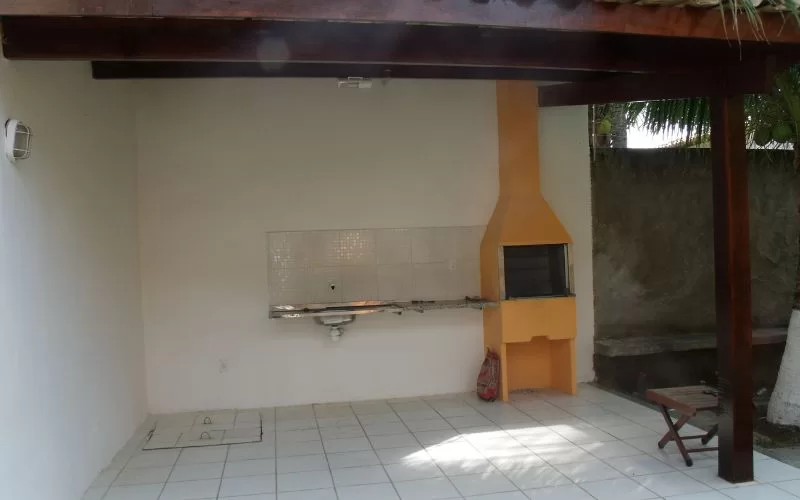 Churrasqueira ao ar livre em espaço coberto