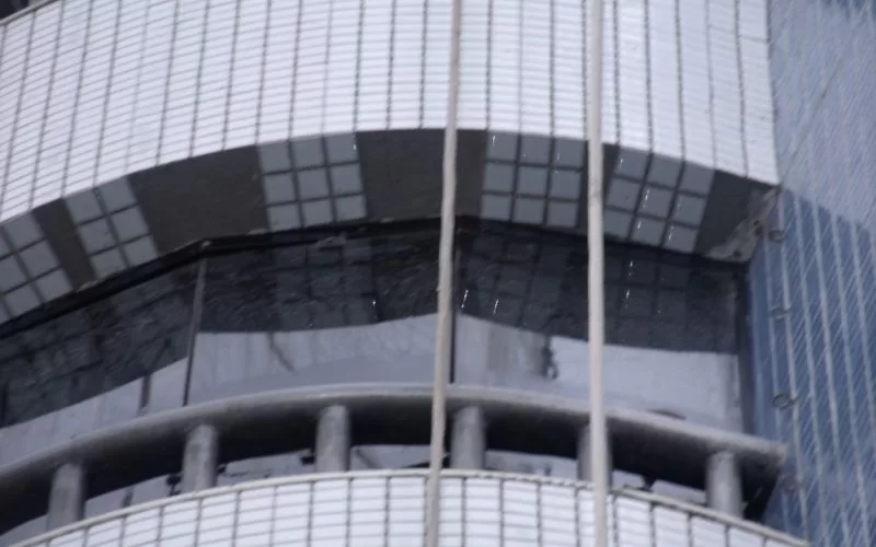 Fachada moderna de edifício com azulejos brancos