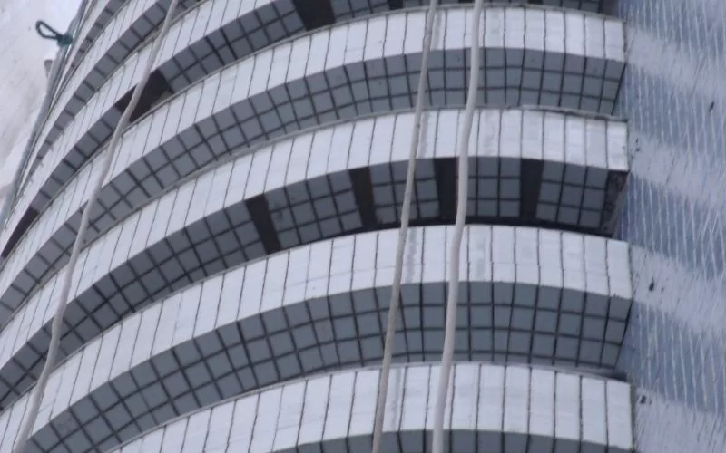 Fachada de edifício moderno com janelas curvas.