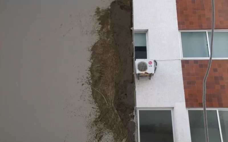 Fachada de prédio com ar condicionado e sujeira