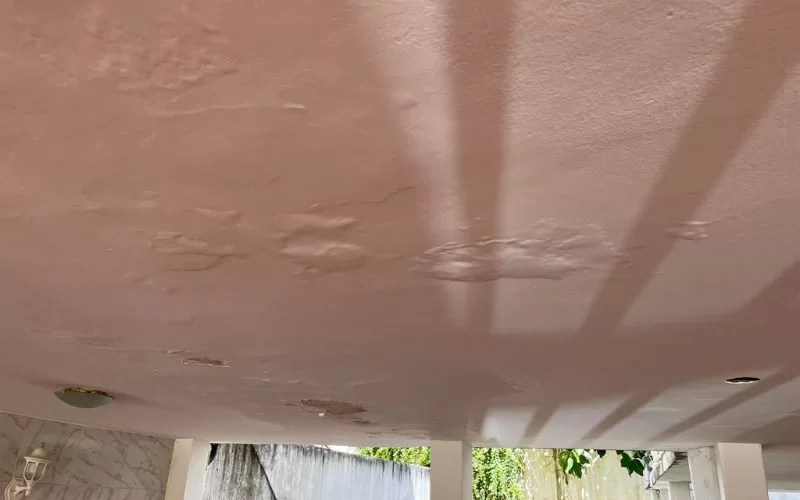Teto com infiltrações e manchas de umidade visíveis.