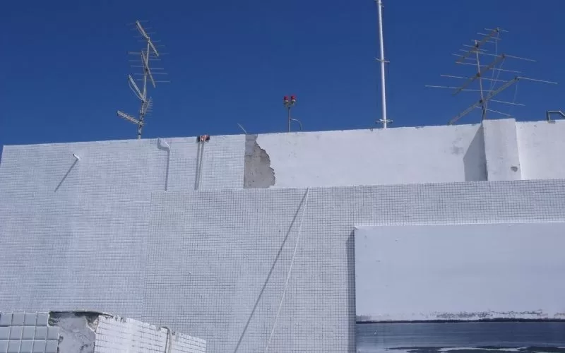 Telhado com antenas de televisão.