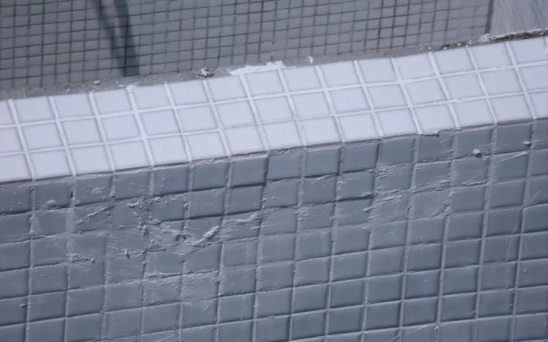 Piscina vazia com falhas na cerâmica
