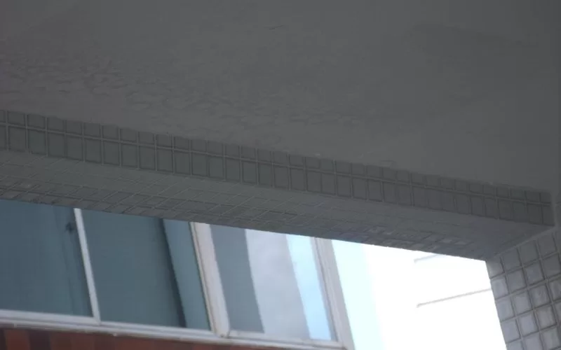 Detalhe de telhado e janelas de edifício moderno.