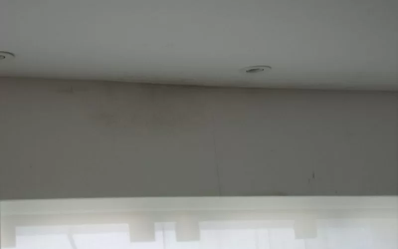 Teto com manchas de humidade