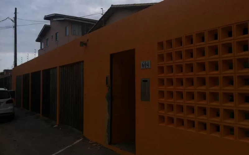 Casa com muro laranja e número 604.