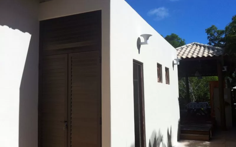 Casa térrea com porta e janelas marrons