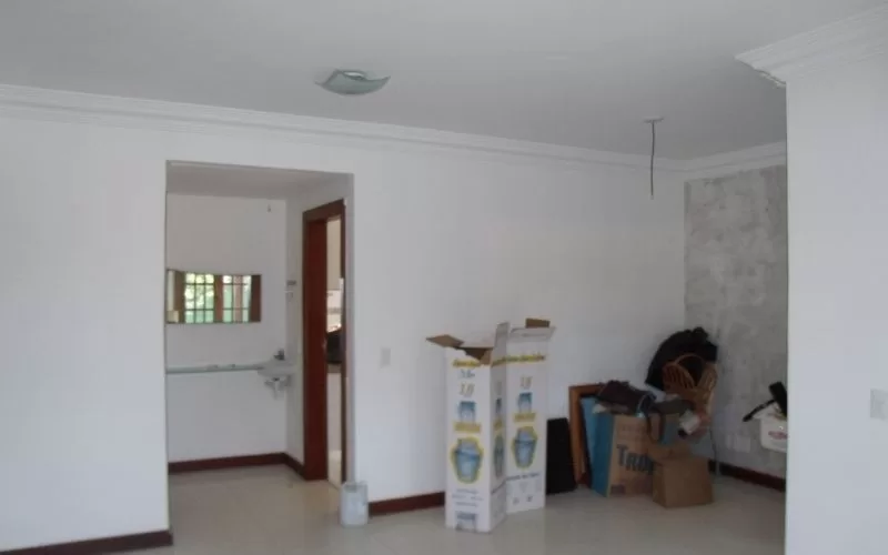 Sala vazia em reforma com caixas de papelão.