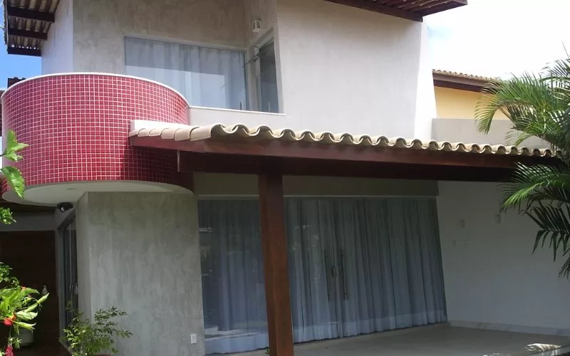Fachada moderna de casa com varanda elegante.