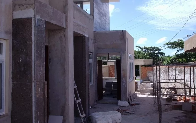 Construção de casa residencial moderna em progresso.