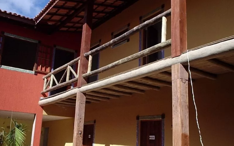 Sacada rústica em prédio colorido.