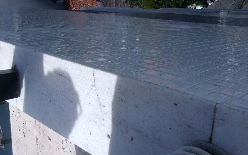 Piscina infinita em azulejo ao sol