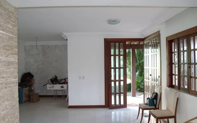 Sala de estar com portas altas de madeira.