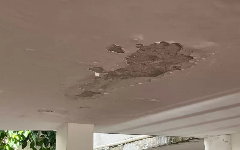 Teto danificado com infiltrações visíveis.