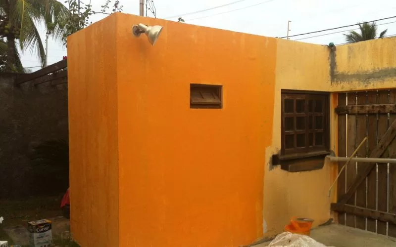 Paredes exteriores pintadas de amarelo e laranja