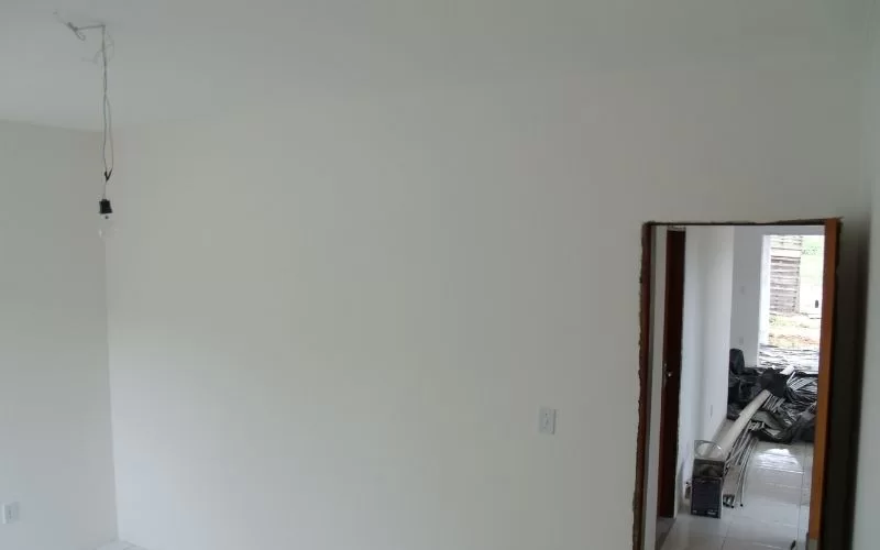 Sala pintada de branco sem mobília
