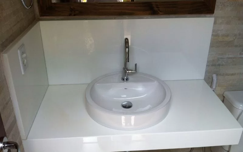 Lavatório moderno branco em casa de banho.