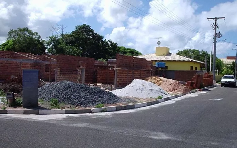 Construção de edifício em bairro residencial