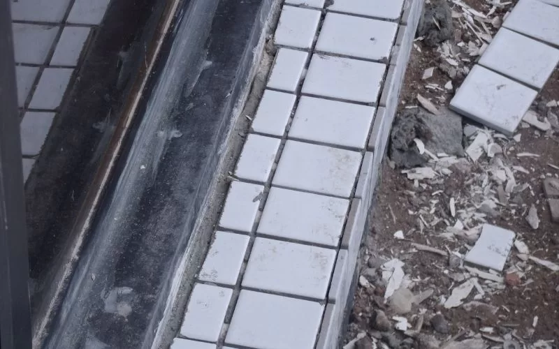 Pisos de cerâmica branca em construção