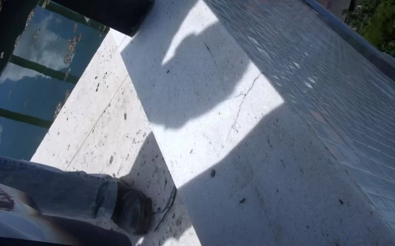Sombra de pessoa na calçada com luz solar.