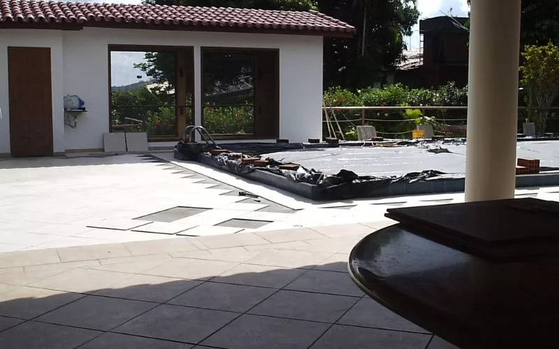 Piscina em construção no quintal.
