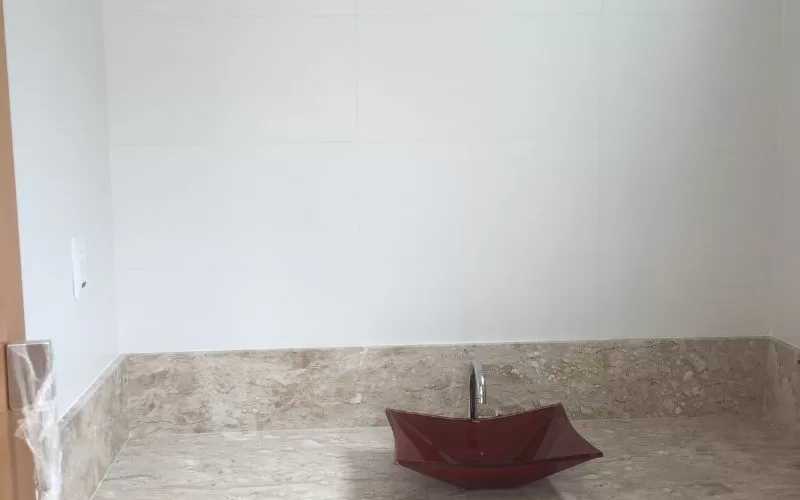 Lavatório vermelho em casa de banho moderna.