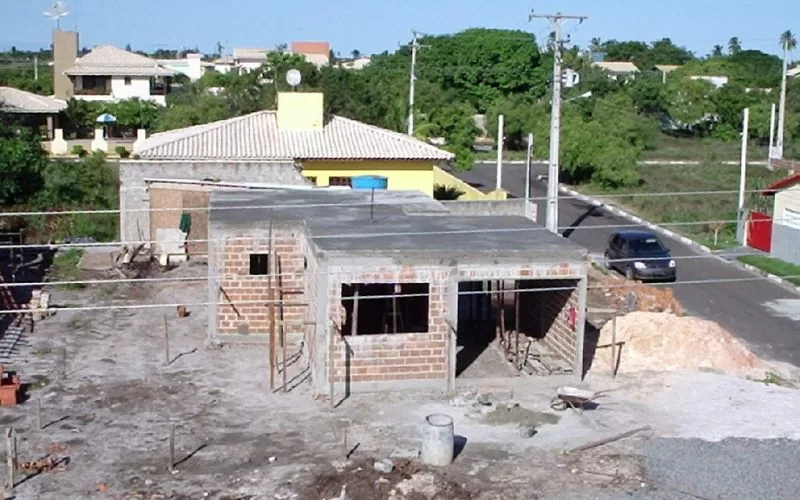 Casa em construção em bairro residencial.