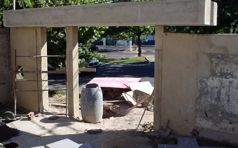 Construção de arco de entrada em obra.