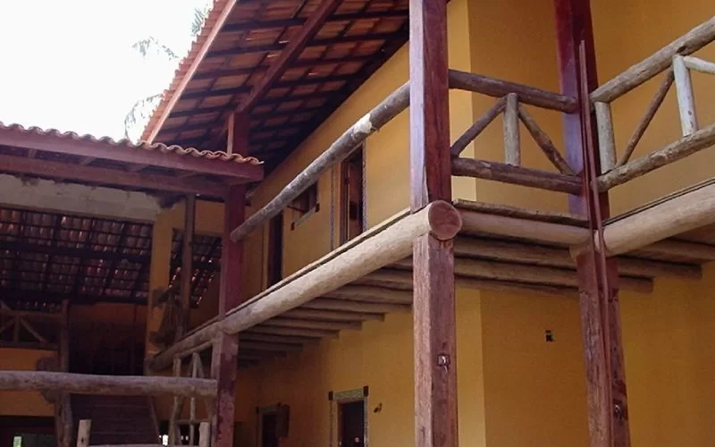 Estrutura de madeira em casa rústica amarela.