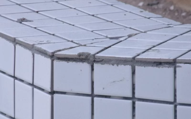 Azulejos brancos danificados em estrutura.