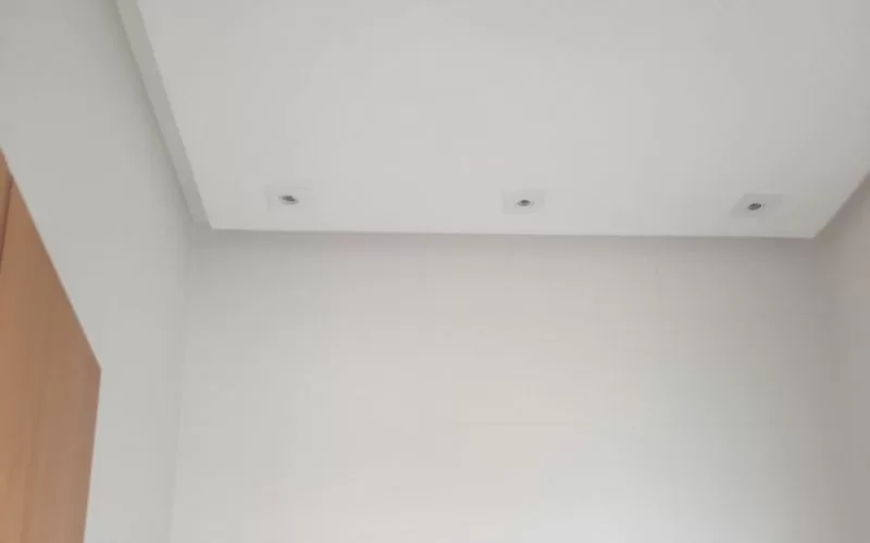 Teto com três luzes embutidas