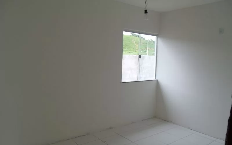 Sala vazia com janela iluminada