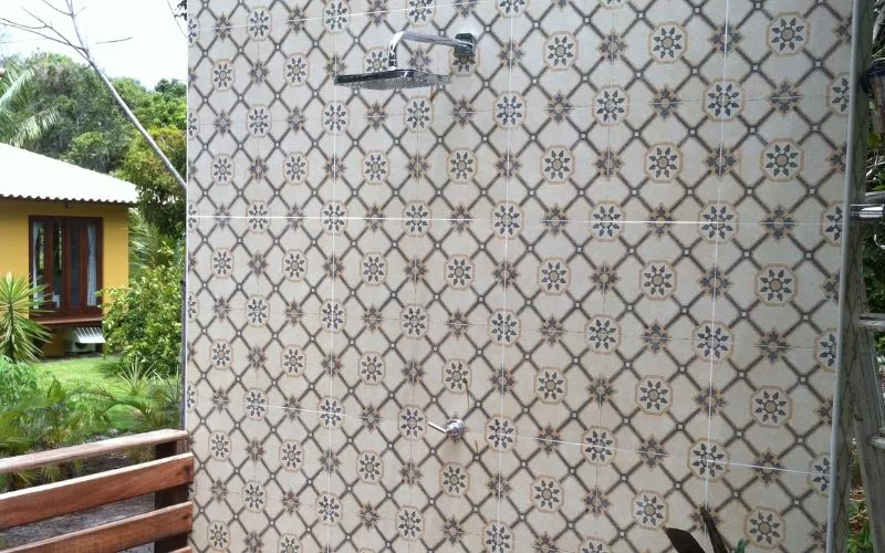 Chuveiro exterior com azulejos decorativos.