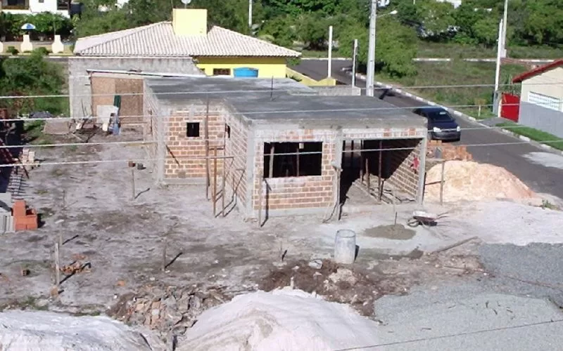 Casa em construção com tijolos expostos