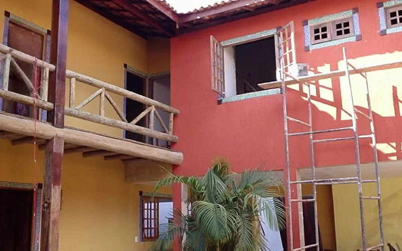 Construção de casa com escadas e varanda.