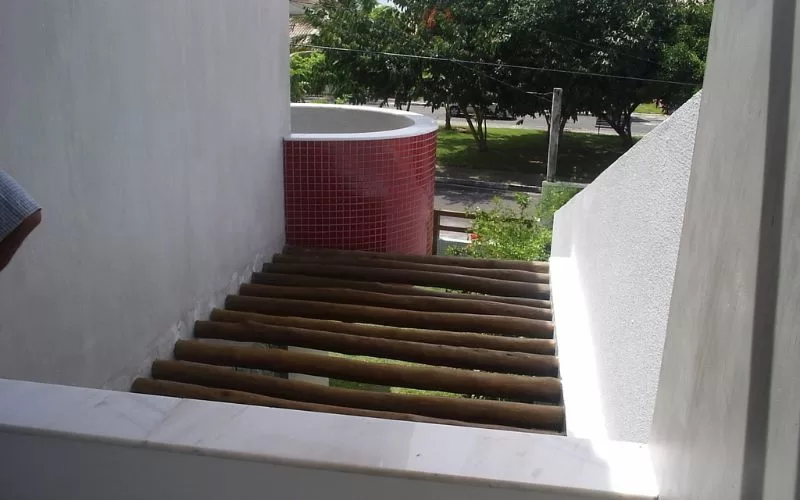 Terraço com floreira em zona urbana.