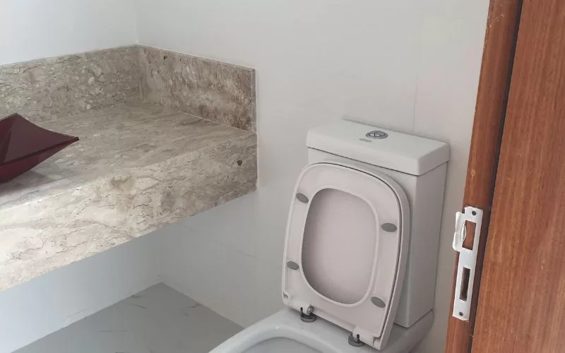 Casa de banho moderna com sanita e lavatório.