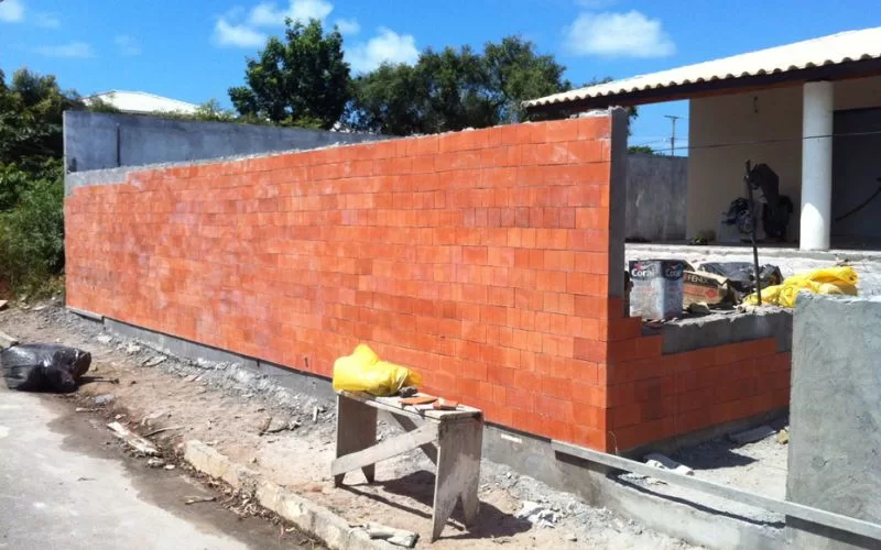 Construção de parede de tijolo em andamento